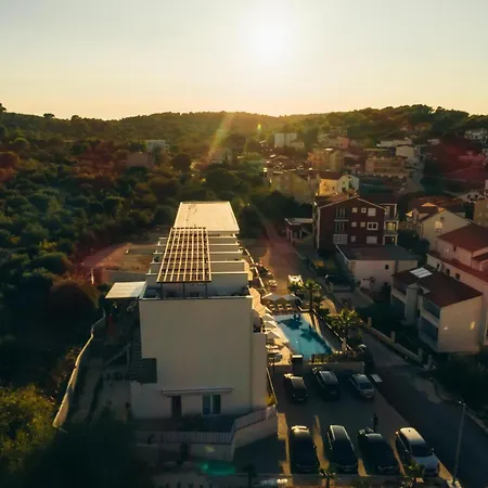 Amazing In Okrug Gornji דירה