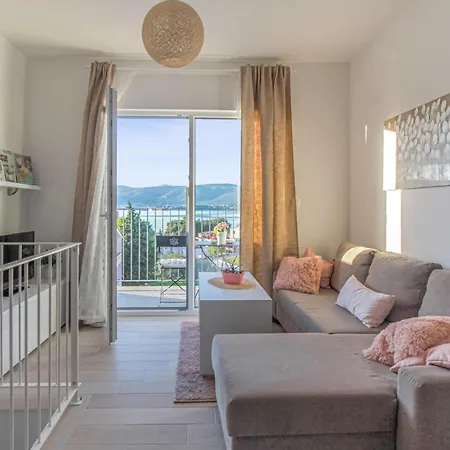 Stunning In Okrug Gornji Trogir