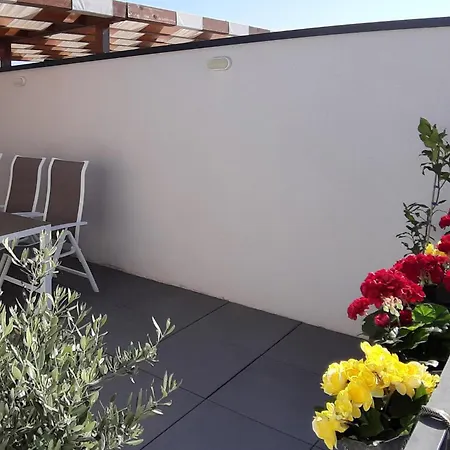 Apartment Stunning In Okrug Gornji