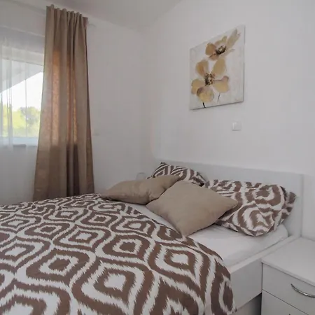 Apartment Stunning In Okrug Gornji Trogir