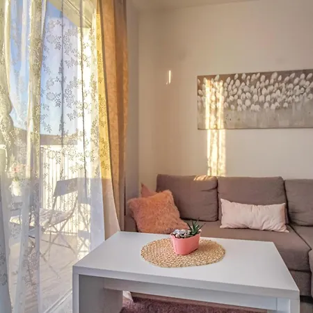 Apartment Stunning In Okrug Gornji