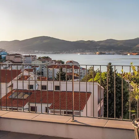 Apartment Stunning In Okrug Gornji